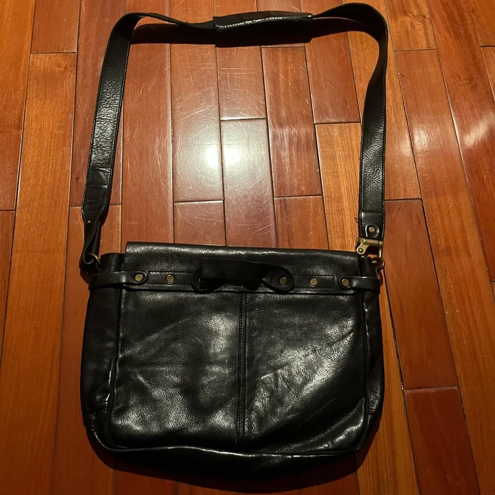 Men or Women Cole Haan Black Leather Messenger Bag - Picture 2 of 3